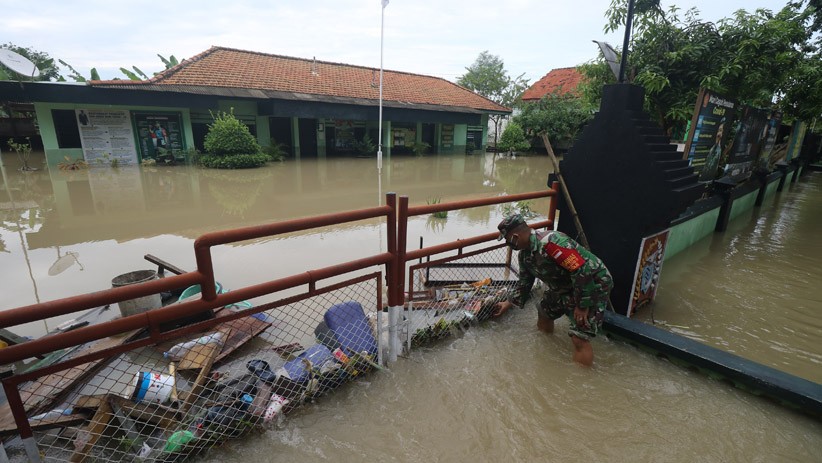 Kali Meluap, Jalan Benjeng Gresik Terendam Banjir - Bagian 1