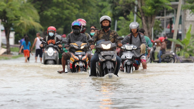 Kali Meluap, Jalan Benjeng Gresik Terendam Banjir - Bagian 3