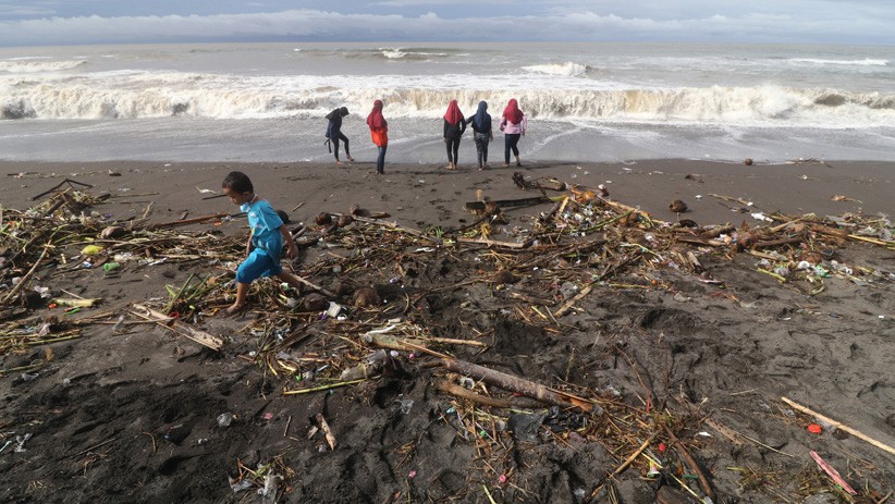 Pantai Trisik Yogyakarta Dipenuhi Sampah dari Muara Sungai Progo - Bagian 2