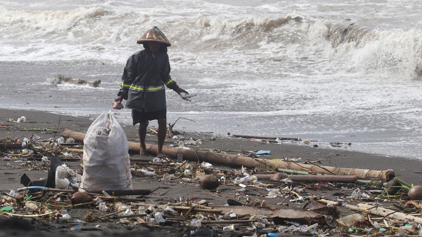 Pantai Trisik Yogyakarta Dipenuhi Sampah dari Muara Sungai Progo - Bagian 1