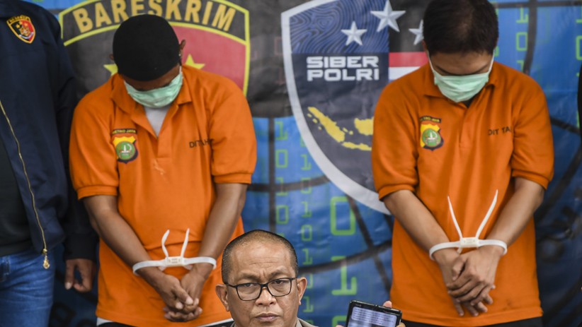 2 Pelaku Ujaran Kebencian Tertunduk saat Ditangkap Polisi - Bagian 2
