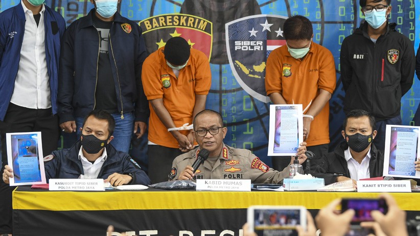 2 Pelaku Ujaran Kebencian Tertunduk saat Ditangkap Polisi - Bagian 1