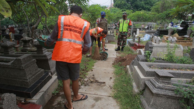 Pelanggar Protokol Kesehatan Diberi Sanksi Membersihkan Makam hingga KTP Disita - Bagian 1