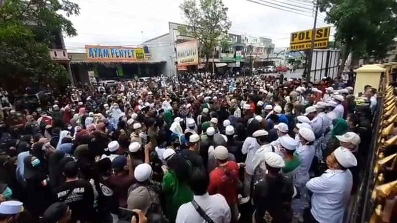 Anggota FPI Geruduk Mapolres Cianjur, Tuntut Habib Rizieq Dibebaskan