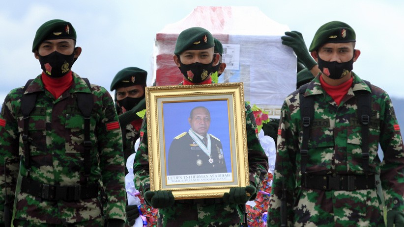 Jenazah Wakasad Letjen TNI Herman Asaribab Tiba di Papua - Bagian 1