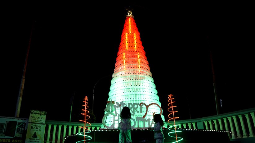 Pohon Natal Terbuat dari 1.100 Botol Plastik Bekas - Bagian 1