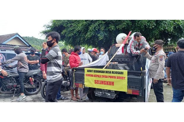 Selingkuh dengan Anggota BPD, Kades di Gunungkidul Didemo Warga