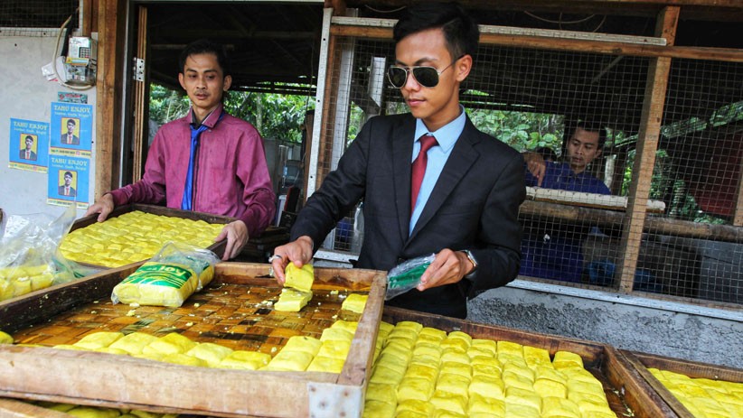 Gaya Para Pembuat Tahu Memakai Setelan Jas Berdasi Bak Pekerja Kantoran - Bagian 1