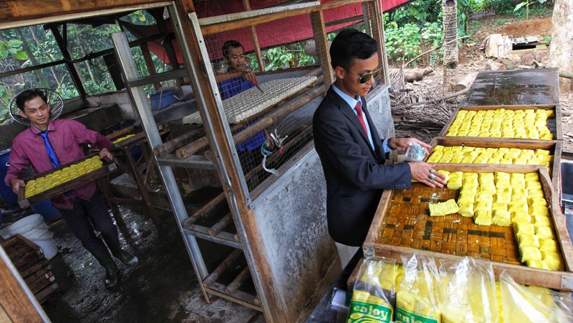 Gaya Para Pembuat Tahu Memakai Setelan Jas Berdasi Bak Pekerja Kantoran - Bagian 2