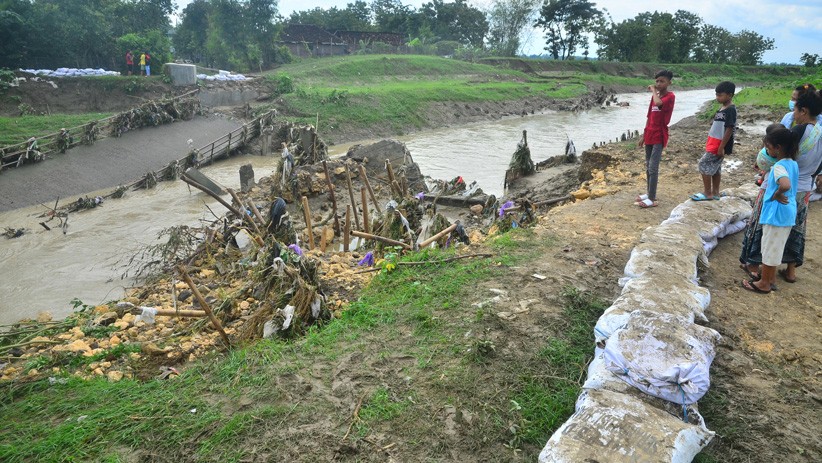 Jembatan Desa Anggaswangi Grobogan Roboh Diterjang Arus Deras Sungai - Bagian 1