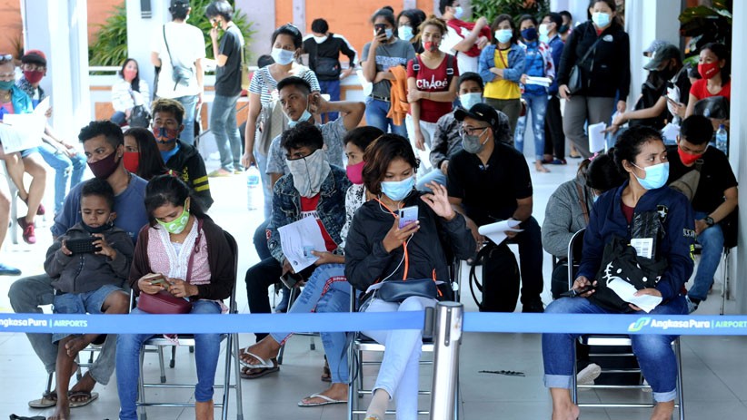 Antrean Rapid Test Antigen di Bandara Ngurah Rai Bali - Bagian 1