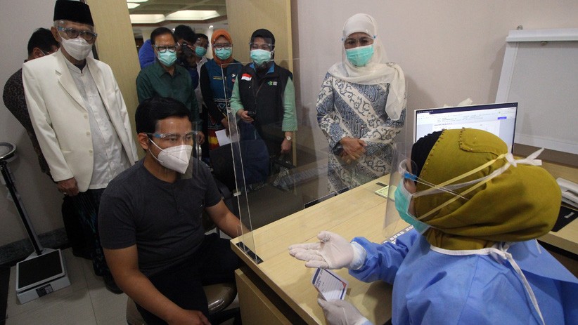 Khofifah Pantau Simulasi Pemberian Vaksin Covid-19 di Surabaya - Bagian 1