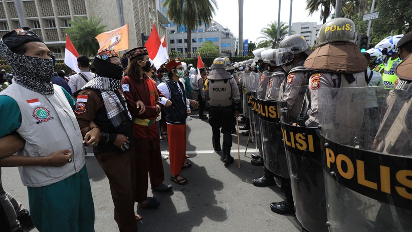 Aksi Saling Dorong Aparat dan Massa 1812, Polisi Tangkap Diduga Provokator - Bagian 4
