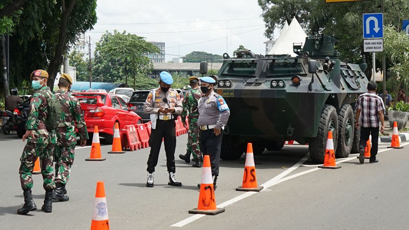 Penampakan Panser Anoa TNI Ikut Operasi Penyekatan di Perbatasan Jakarta - Bagian 2