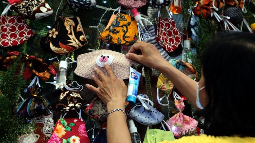 Warga Muslim Surabaya Merangkai Pohon Natal dari Ribuan Masker - Bagian 4