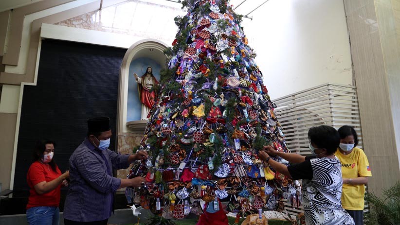 Warga Muslim Surabaya Merangkai Pohon Natal dari Ribuan Masker - Bagian 2