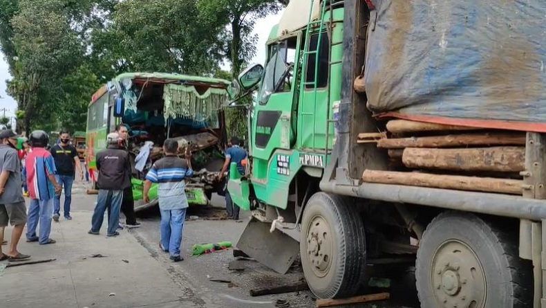 7 Orang Jadi Korban Kecelakaan Bus Rombongan Pesta Tabrak Truk di Simalungun