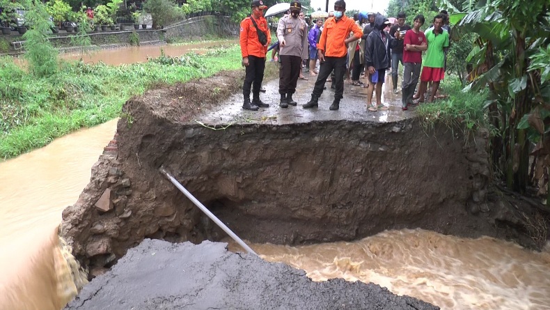 Tanggul Sungai Aji Jebol, Puluhan Rumah Terendam Air 