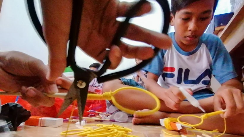 Liburan Produktif, Anak-Anak Jakarta Barat Ini Buat Saringan Ikan Cupang - Bagian 4