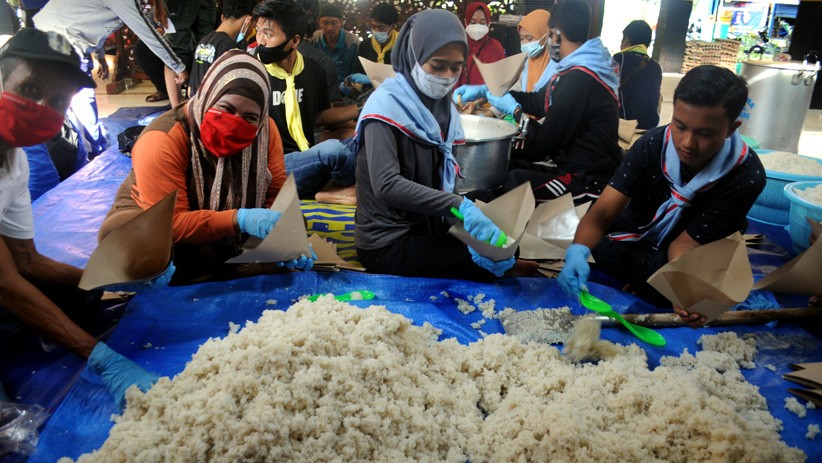 Dapur Umum Ini Salurkan 14.300 Nasi Bungkus untuk Korban Banjir Pamekasan - Bagian 1