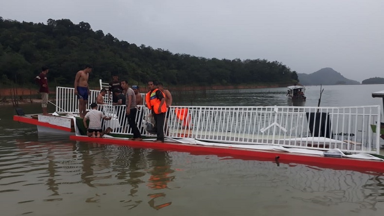 Kapal Berpenumpang 40 Orang Terbalik di Danau PLTA Kampar, Satu Tewas
