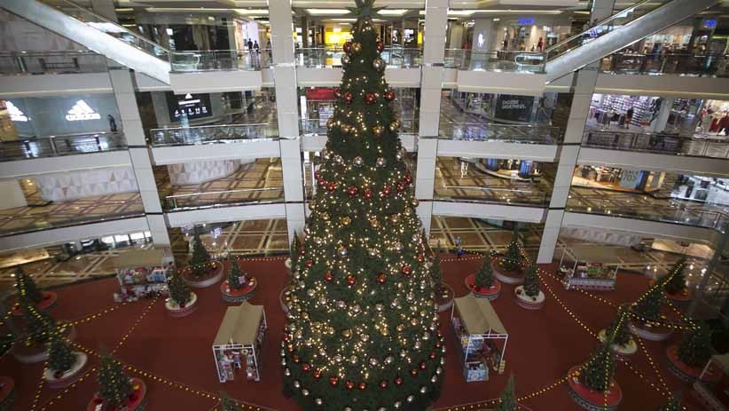 Penampakan Pohon Natal Raksasa di Dalam Mal Jakarta - Bagian 1
