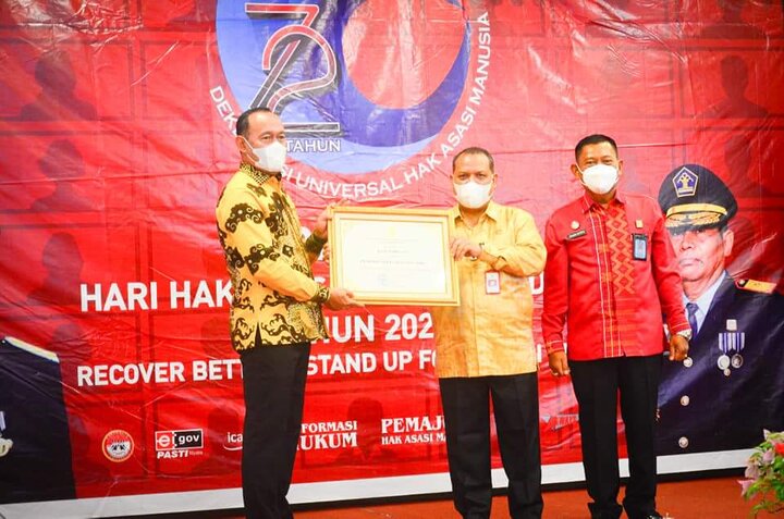 Bupati Tebo Terima Penghargaan Menkumham tentang Pelayanan Publik Berbasis HAM