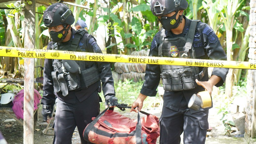 Jihandak Polda Jatim Evakuasi Granat Tangan Aktif Peninggalan Perang Dunia II - Bagian 1