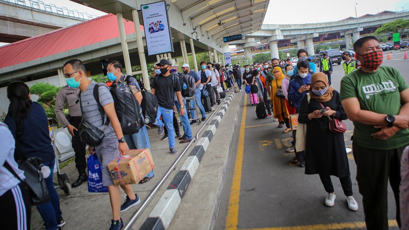 Antrean Panjang Rapid Test Antigen di Bandara Soekarno Hatta - Bagian 1
