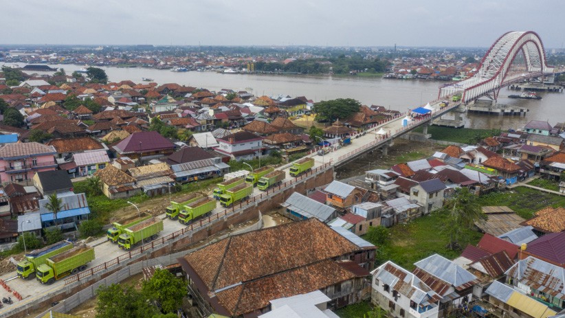 24 Truk Bermuatan Pasir Uji Beban Jembatan Musi VI Palembang