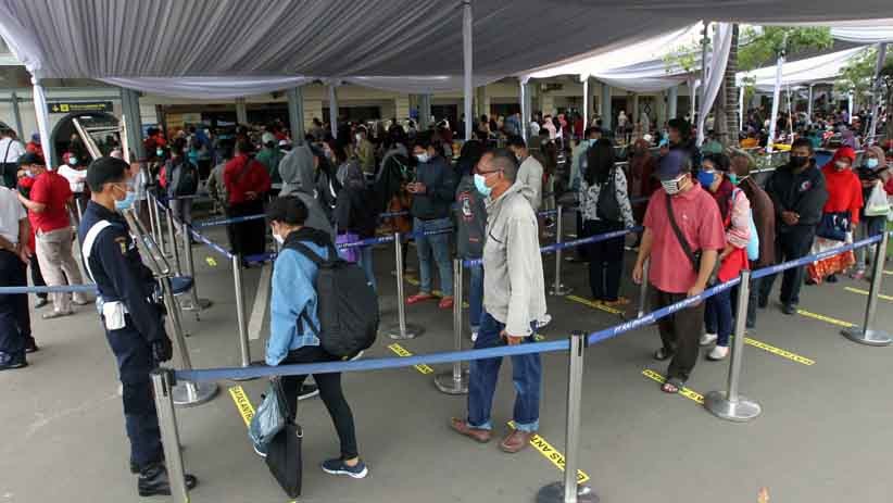 Ribuan Calon Penumpang Kereta Rapid Test Antigen di Stasiun Senen - Bagian 3