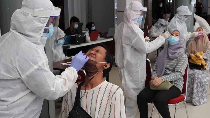 Ribuan Calon Penumpang Kereta Rapid Test Antigen di Stasiun Senen - Bagian 2