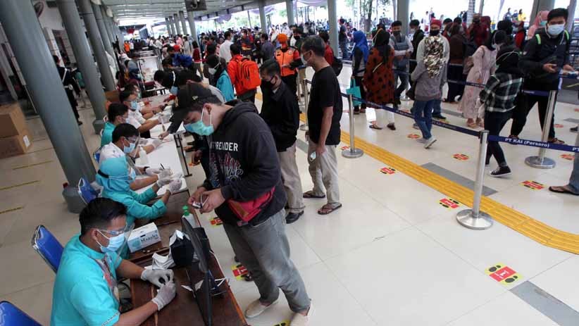 Ribuan Calon Penumpang Kereta Rapid Test Antigen di Stasiun Senen - Bagian 1