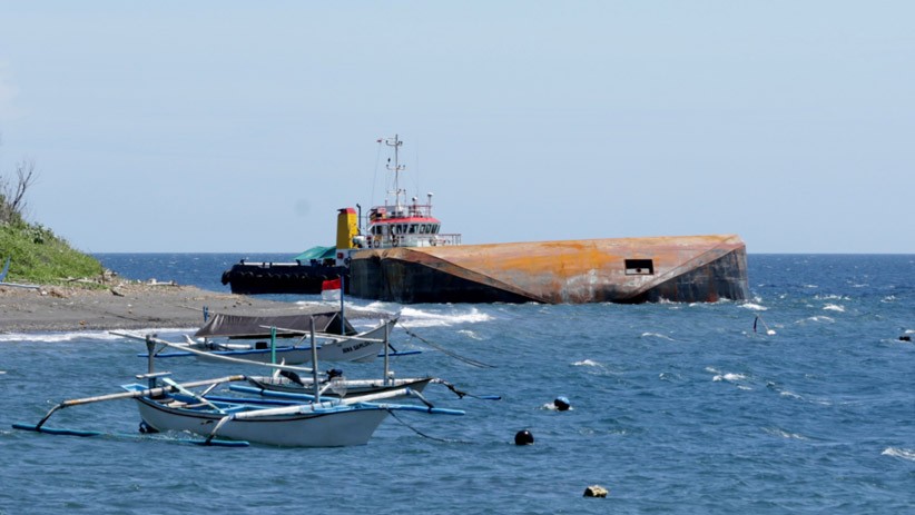 Kapal Tongkang Bermuatan 7.500 Ton Klinker Terbalik di Selat Bali - Bagian 2