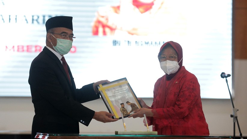 Tri Rismaharini Terima Jabatan Menteri Sosial dari Muhadjir Effendy - Bagian 4