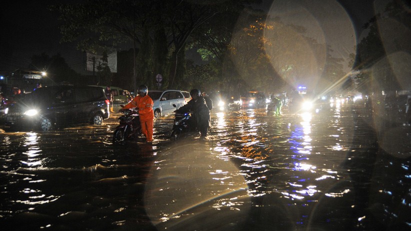 Hujan Deras, Jalan Protokol Kota Bandung Banjir Setinggi 60 Cm - Bagian 2