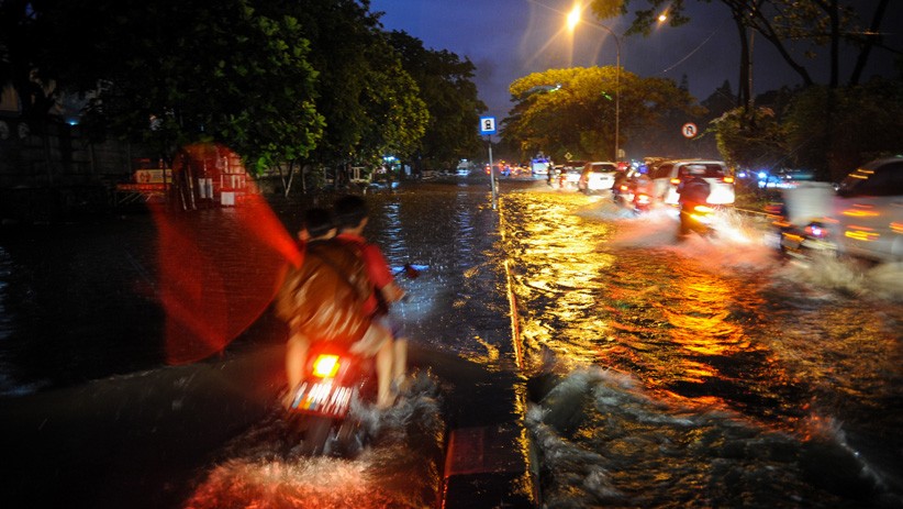 Hujan Deras, Jalan Protokol Kota Bandung Banjir Setinggi 60 Cm - Bagian 1