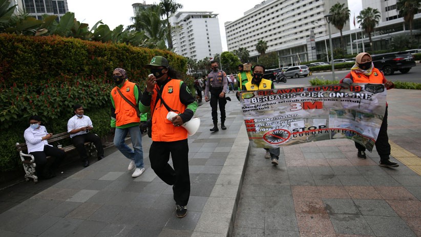 Tim Pemburu Covid-19 Sosialisasi 3M di Bundaran HI - Bagian 4