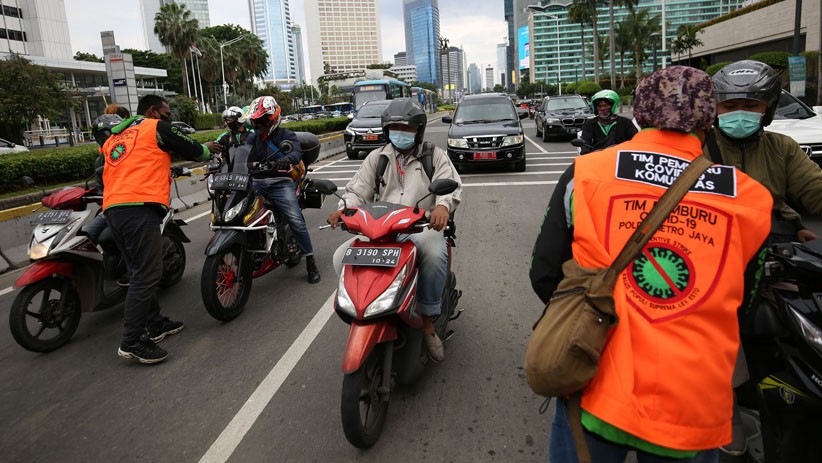 Tim Pemburu Covid-19 Sosialisasi 3M di Bundaran HI - Bagian 2