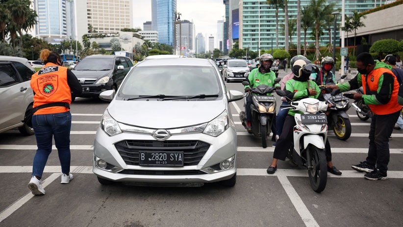 Tim Pemburu Covid-19 Sosialisasi 3M di Bundaran HI - Bagian 3