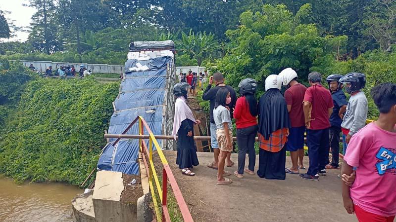  Jembatan di Batang Ambrol Dilewati Truk Penuh Muatan, Gegara Sopir Ikuti Google Map
