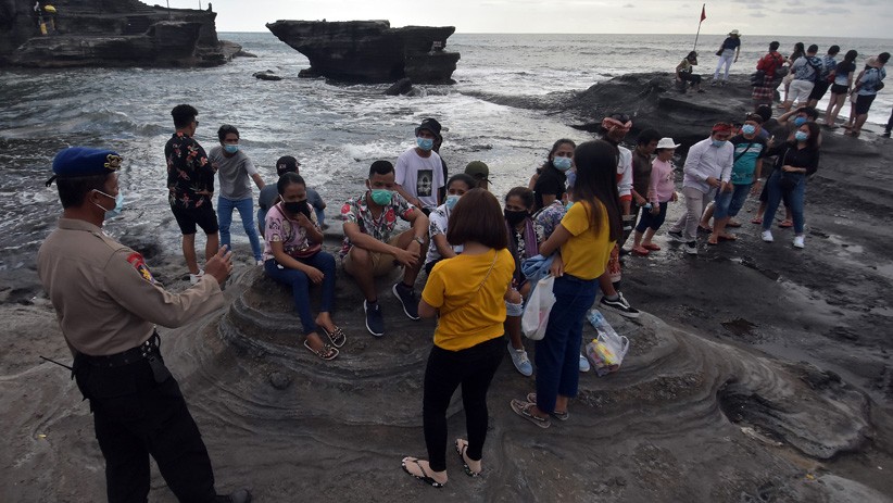 Polres Tabanan Patroli Protokol Kesehatan di Lokasi Wisata Bali - Bagian 1