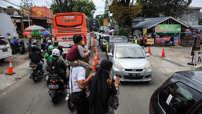 Macet Panjang, Kawasan Lembang Bandung Dipadati Kendaraan Wisatawan - Bagian 1