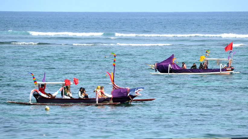Nelayan Hias Perahu Jukung untuk Menarik Wisatawan ke Pantai Pandawa Bali - Bagian 2
