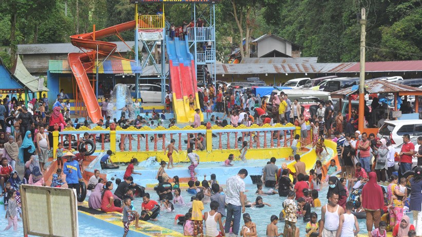 Penampakan Kolam Pemandian Alam Mega Mendung Sumatera Barat Dipadati Pengunjung - Bagian 1