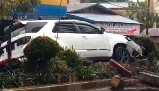 Fortuner Nyangkut di Median Jalan Usai Tabrak Motor di Pangkalan Bun