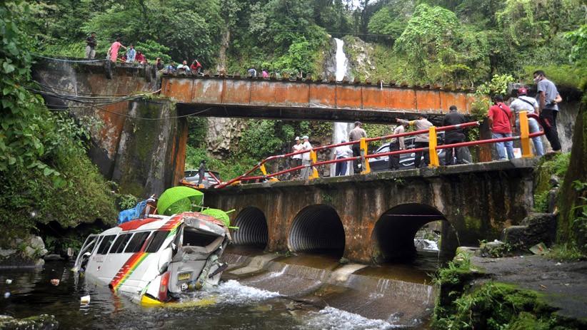 Kecelakaan Beruntun di Lembah Anai, Minibus Masuk Sungai - Bagian 1