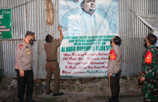 FPI Dilarang, Tim Gabungan Copoti Spanduk Habib Rizieq di Tangerang