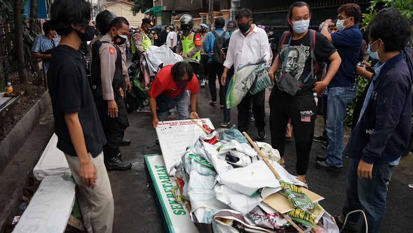 Atribut FPI Dibongkar Polisi dan TNI - Bagian 2