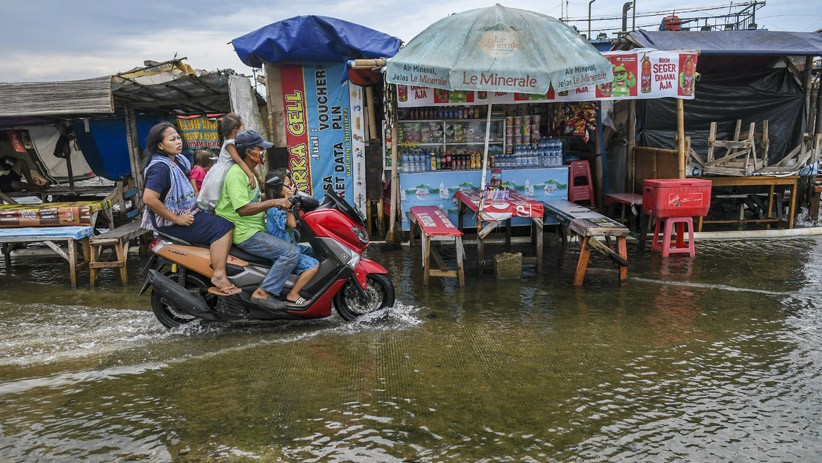 Pelabuhan Kali Adem Muara Angke Terendam Banjir Rob - Bagian 3